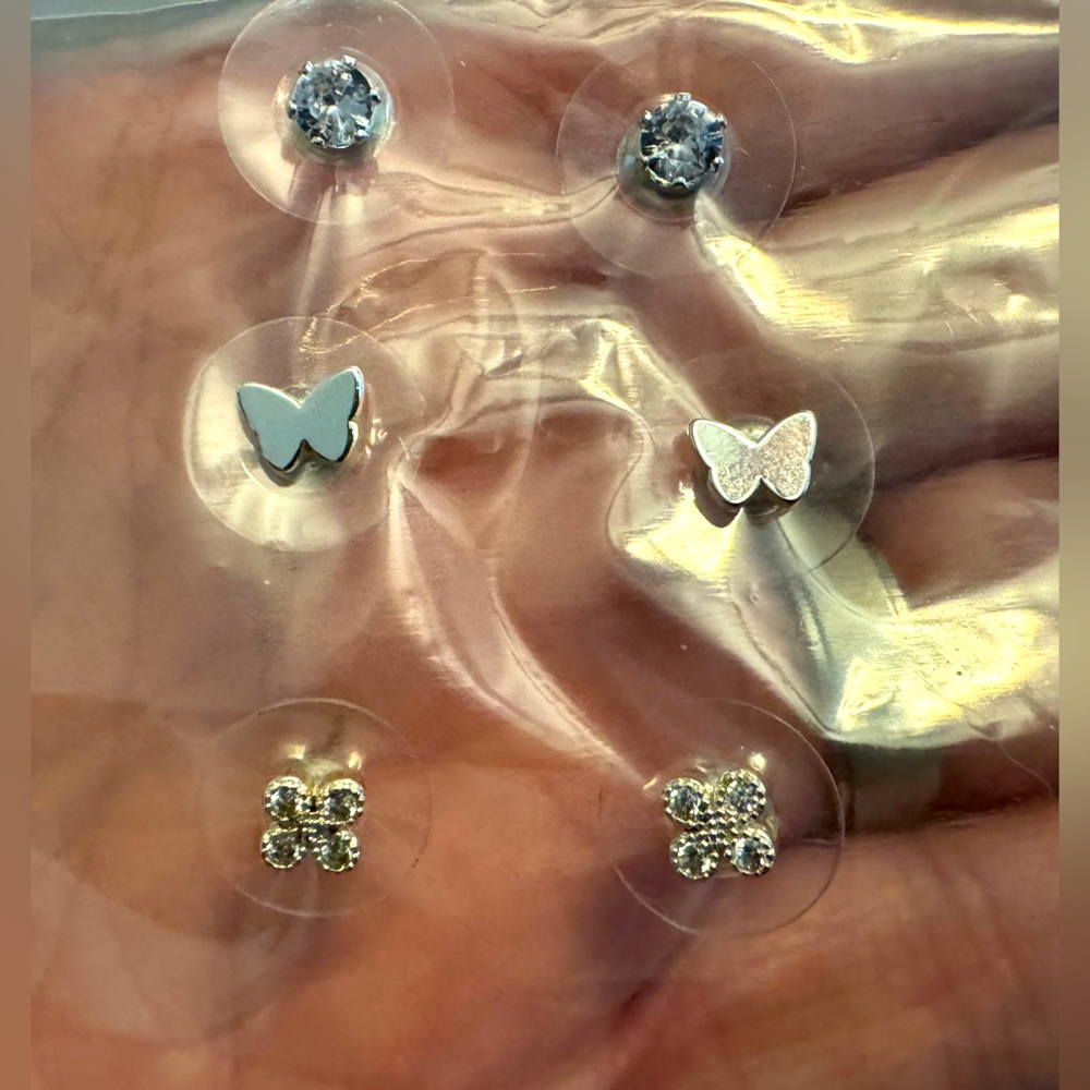 ❤️NWOT❤️9 SETS OF EARRINGS GIRLS/WOMEN’S❤️ALL DIFFERENT DESIGNS OF SILVER❤️